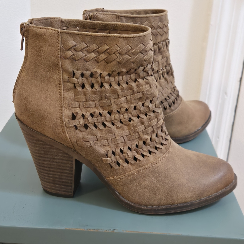 Fergie "Willow" ankle boot. Size 8.5 Brown - Picture 7 of 11